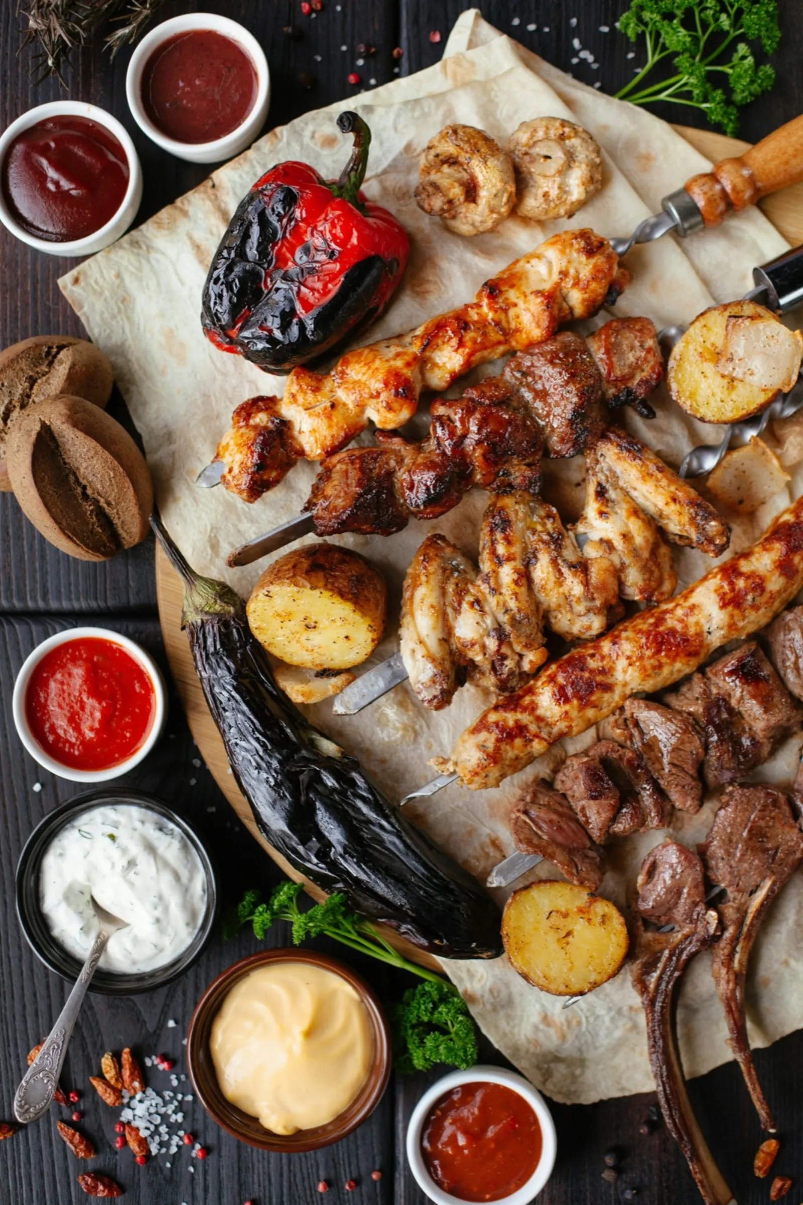 Közlenmiş sebzeler ve ızgara şişlerle hazırlanan geleneksel sofra