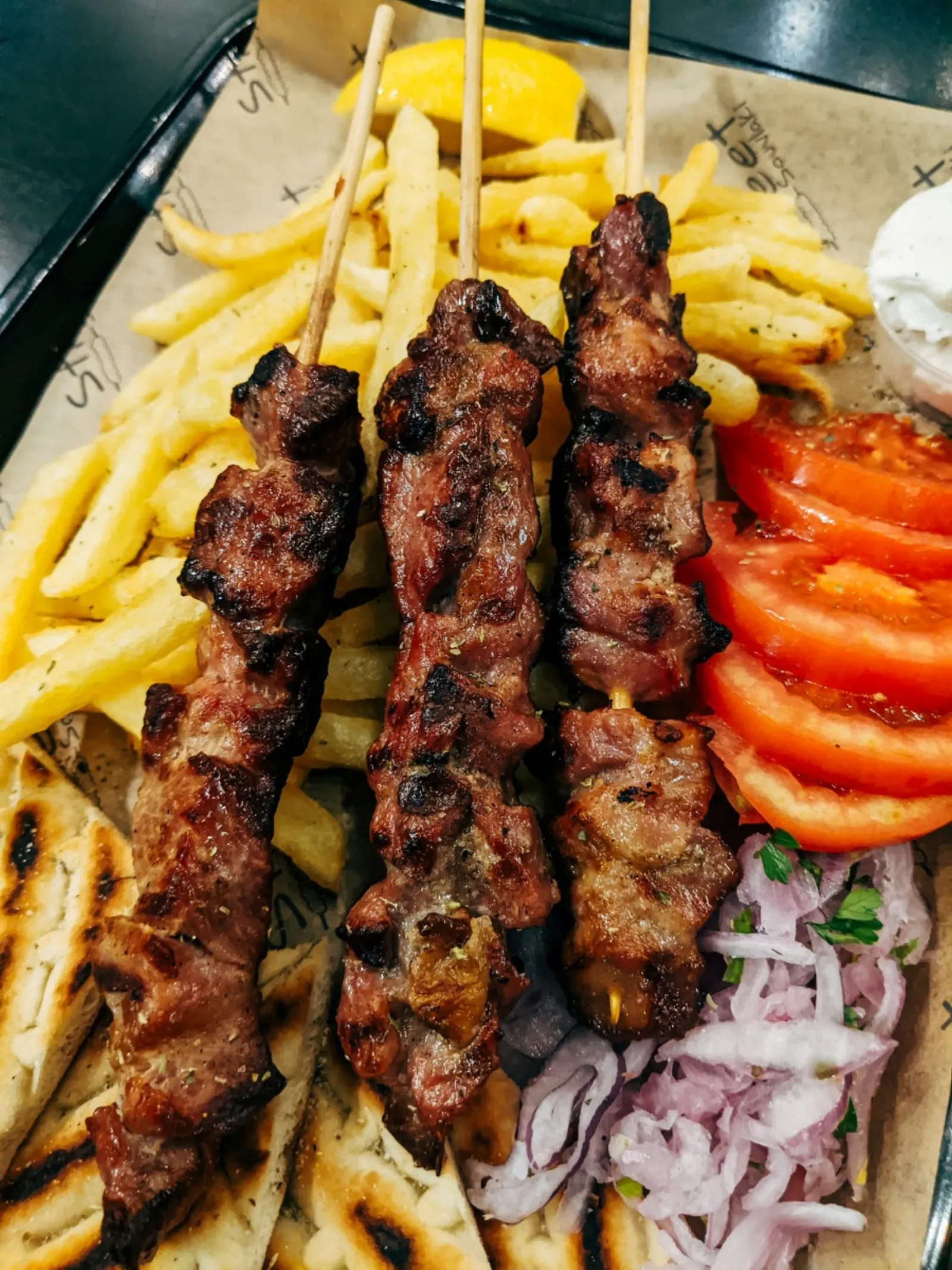 Özenle pişirilmiş şiş kebap ve taze garnitürler