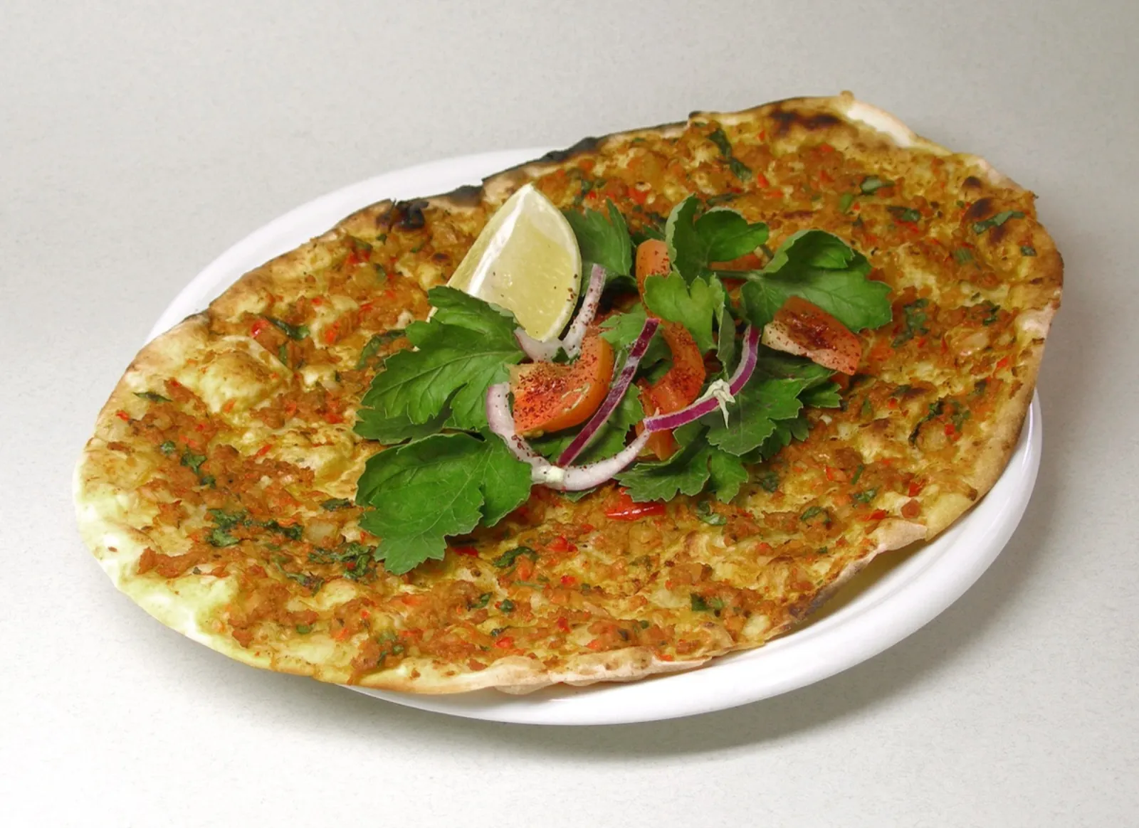 Taş fırında pişen lahmacun
